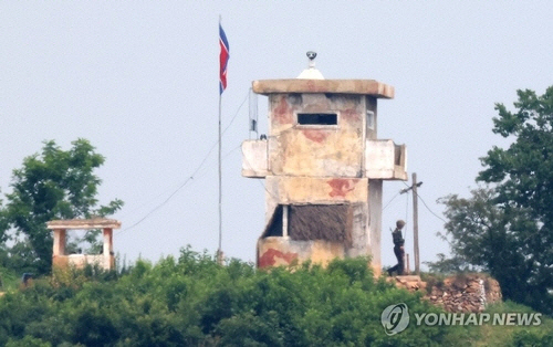 정부의 9·19 군사합의 효력정지 결정으로 대북 확성기 방송 재개는 물론 군사분계선 일대의 군사 훈련이 가능해진 가운데 지난 7일 경기도 파주 접경 지역에서 바라본 북한군 초소에서 북한군이 경계근무를 서고 있다.  [연합뉴스]